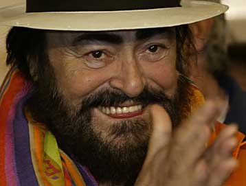 Εξιτήριο για τον διάσημο τενόρο Λουτσιάνο Παβαρότι