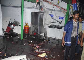 Δεκάδες τραυματίες από εκρήξεις στην Ινδία