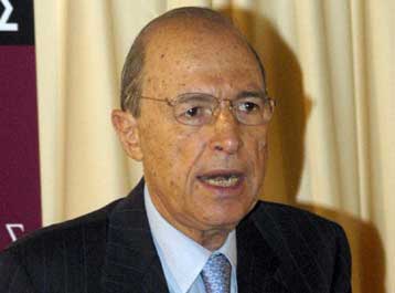 Αιχμηρό άρθρο Σημίτη με αναφορές στην «εικονική πραγματικότητα της κυβέρνησης»