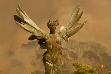 Οι φλόγες έζωσαν την Αρχαία Ολυμπία - Σώθηκε στο παρά πέντε το Μουσείο
