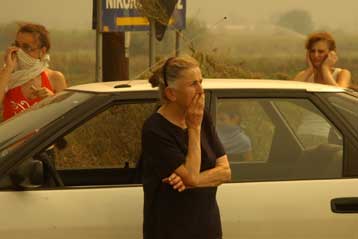 Παρακράτηση 5 ευρώ από το μισθό υπέρ πυρόπληκων, προτείνουν ΓΣΕΕ-ΑΔΕΔΥ