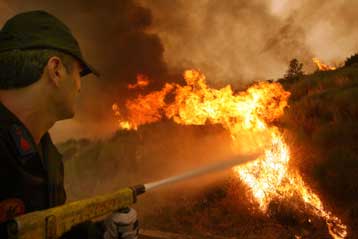 Ασύλληπτο το μέγεθος της καταστροφής – Μειώνονται τα πύρινα μέτωπα
