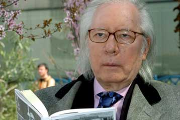 Πέθανε ο Ισπανός συγγραφέας Φρανσίσκο Ουμπράλ