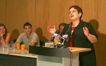 Την ανάγκη να αποδυναμωθούν ΝΔ και ΠΑΣΟΚ τόνισε για άλλη μία φορά η Αλ.Παπαρήγα