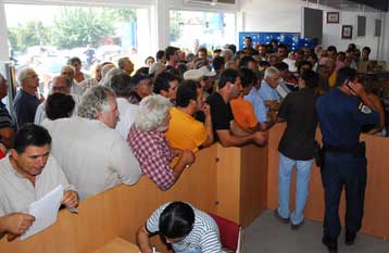 Ουρές στις τράπεζες για το επίδομα των 3.000 ευρώ στους πυρόπληκτους