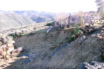 Η διάβρωση του εδάφους από τις πλημμύρες απειλεί τις καμμένες περιοχές