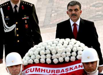 Να μην λησμονήσει ποτέ τον όρκο του ζητά από τον Γκιουλ ο τουρκικός Τύπος