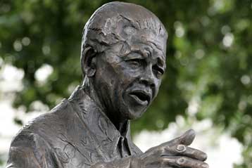 Αγαλμα του Νέλσον Μαντέλα μπροστά στο Βρετανικό Κοινοβούλιο