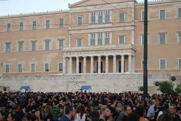 Με σιωπή και χρώμα το μαύρο χιλιάδες πολίτες διαδήλωσαν για τις πυρκαγιές