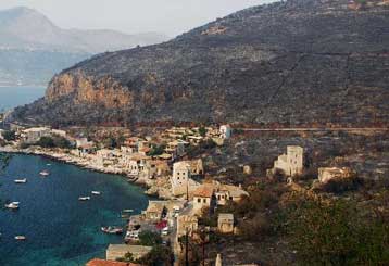 Ερωτήματα για τη σύλληψη 62χρονου στην Αρεόπολη για τις πυρκαγιές