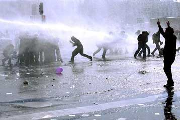 Εκατοντάδες συλλήψεις και τραυματισμοί σε μεγάλη διαδήλωση στη Χιλή