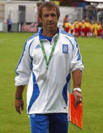 Τους ποδοσφαιριστές που θα στελεχώσουν την εθνική ελπίδων ανακοίνωσε ο Νιόπλιας