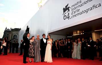 Γλυκόπικρη γεύση, αλλά και λάμψη κατά την πρώτη ημέρα προβολών στη Βενετία