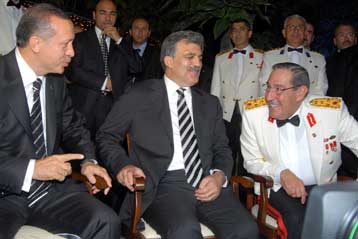 Χαμόγελα, απουσίες και δηλώσεις με νόημα στο πρώτο τετ α τετ Γκιουλ-στρατηγών