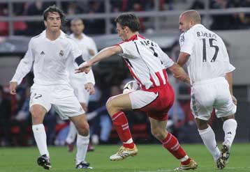 Με «κεκλεισμένων» και εκτός έδρας ξεκινά ο Ολυμπιακός στον όμιλο