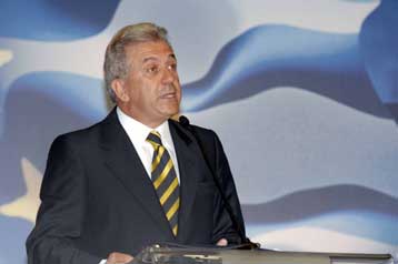 Αποστάσεις από τα περί «ασύμμετρης απειλής» κρατά ο Δημήτρης Αβραμόπουλος