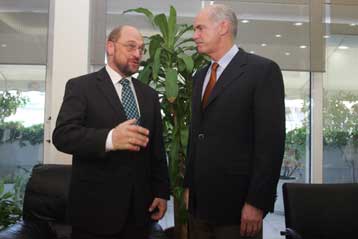 Συνάντηση Παπανδρέου – Σουλτς για τα κοινοτικά κονδύλια υπέρ των πυροπαθών