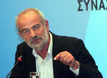 «Αγρια» η κατάσταση με τους συμβασιούχους, εκτιμά ο Αλέκος Αλαβάνος