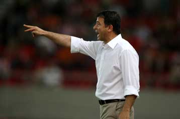 Σύνθημα νίκης στη Λεωφόρο από τον Τάκη Λεμονή