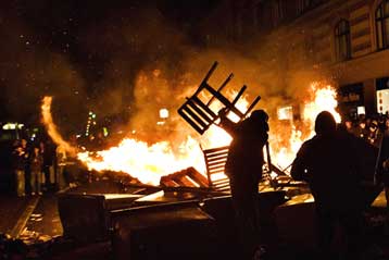 Βίαια επεισόδια και συγκρούσεις διαδηλωτών με την αστυνομία στη Κοπεγχάγη