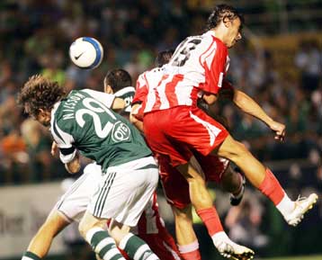 Φάσεις, νεύρα αλλά όχι και γκολ στο ντέρμπι των «αιωνίων»