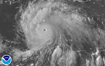 Παραμένει επικίνδυνος ο τυφώνας Φίλιξ καθώς κινείται στην Καραϊβική