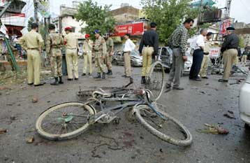 Δεκάδες νεκροί από διπλή έκρηξη στην πρωτεύουσα του Πακιστάν