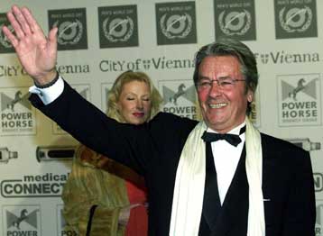 Ο Αλέν Ντελόν δημοπρατεί μέρος της συλλογής του με έργα ζωγραφικής