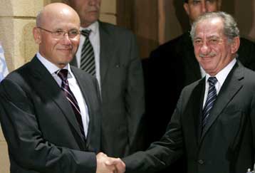 Χωρίς οριστικές αποφάσεις και χρονοδιαγράμματα η συνάντηση Παπαδόπουλου – Ταλάτ