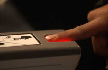 Γερμανοί πληρώνουν με το δάχτυλο χάρη σε ταμεία με σαρωτές αποτυπωμάτων