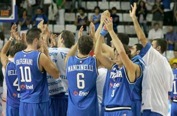 Τη… δωδεκάτη ώρα πήρε η Ιταλία το εισιτήριο για τη β φάση, 79-70 την Πολωνία