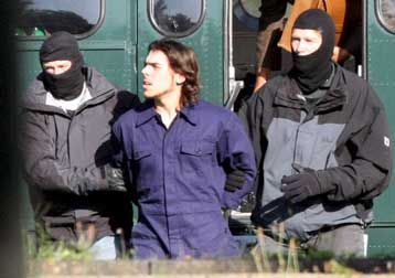 Aκόμη 10 ύποπτοι για το σχεδιασμό βομβιστικών επιθέσεων καταζητούνται στη Γερμανία