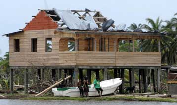 Περισσότερα από 100 τα θύματα του τυφώνα Φίλιξ