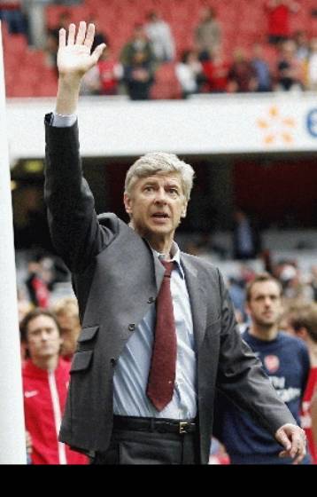 Στην «ομάδα της ζωής» του θα παραμείνει μέχρι το 2011 ο Βενγκέρ