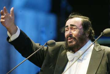 Το ύστατο «χαίρε» στον Λουτσιάνο Παβαρότι λένε χιλιάδες Ιταλοί