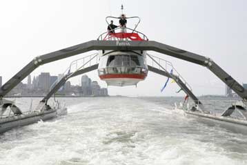 Φουτουριστικό καταμαράν κλέβει τις εντυπώσεις στη Νέα Υόρκη