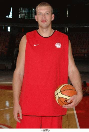 Ο Τσάρλι Μπελ στην προπόνηση του Ολυμπιακού, που αναμένει την απάντησή του