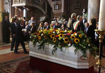 Χιλιάδες κόσμου αποχαιρέτησαν τον Ιταλό τενόρο Λουτσιάνο Παβαρότι