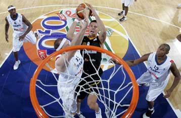 Ο Πάρκερ νίκησε τον Νοβίτσκι και η Γαλλία επικράτησε 78-66 της Γερμανίας