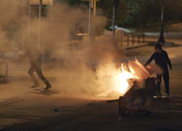 Σύλληψη 19χρονης εντός του ΑΠΘ σε επεισόδια με κουκουλοφόρους