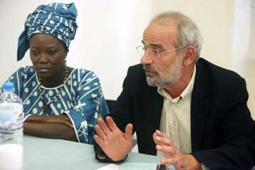 Ξυλοδαρμό κρατουμένου επειδή μοίραζε προεκλογική προκήρυξη καταγγέλλει ο ΣΥΡΙΖΑ