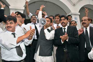 Στο Ανώτατο Δικαστήριο το θέμα της απέλασης του πρώην πρωθυπουργού του Πακιστάν