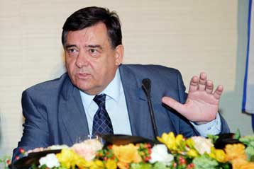 Δεν πείθουν τον Γ.Καρατζαφέρη οι προθέσεις Καραμανλή για βέτο στην ΠΓΔΜ