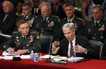 Διασταυρούμενα πυρά στην ακροάση των Ντ.Πετρέους και Ρ.Κρόκερ στη Γερουσία