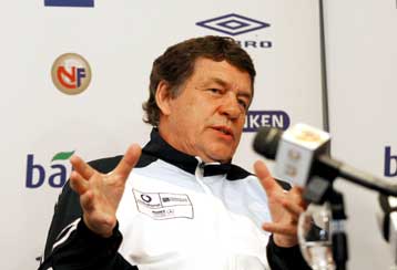 Καρδιά και μυαλό ζητά ο Ρεχάγκελ από τους διεθνείς με στόχο τη νίκη στο Όσλο