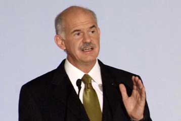 Σύνταξη στις ανασφάλιστες νοικοκυρές υποσχέθηκε ο Γ.Παπανδρέου