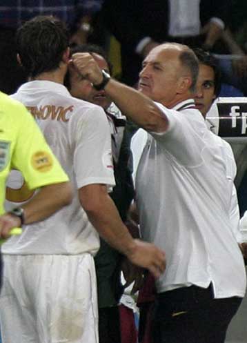 Μπουνιά Σκολάρι στον Ντραγκουτίνοβιτς και κίνδυνος τιμωρίας του τεχνικού της Πορτογαλίας