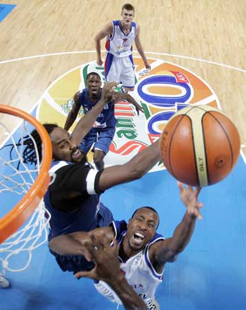 Στο νήμα πήρε η Ρωσία την πρόκριση για την τετράδα, 75-71 τη Γαλλία