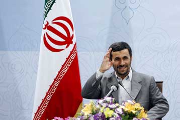 Τελικά είπε «ναι» ο Αχμαντινετζάντ στο γύρισμα ταινίας για τον ίδιο από τον Όλ.Στόουν