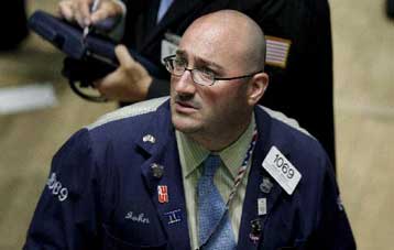 Υποχωρούν από τα ιστορικά υψηλά οι τιμές του πετρελαίου